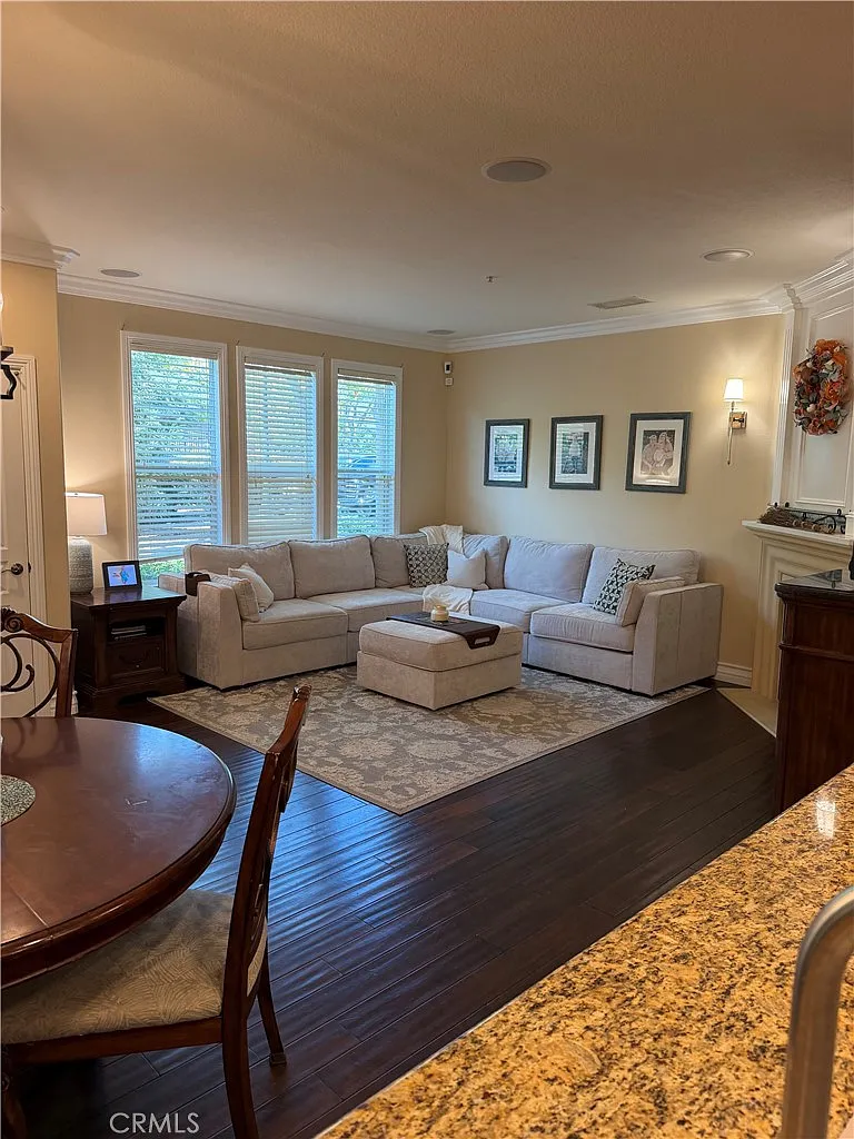 3 bed, 2.5 bath, 1460 sqft, $4,250 — Photo 4