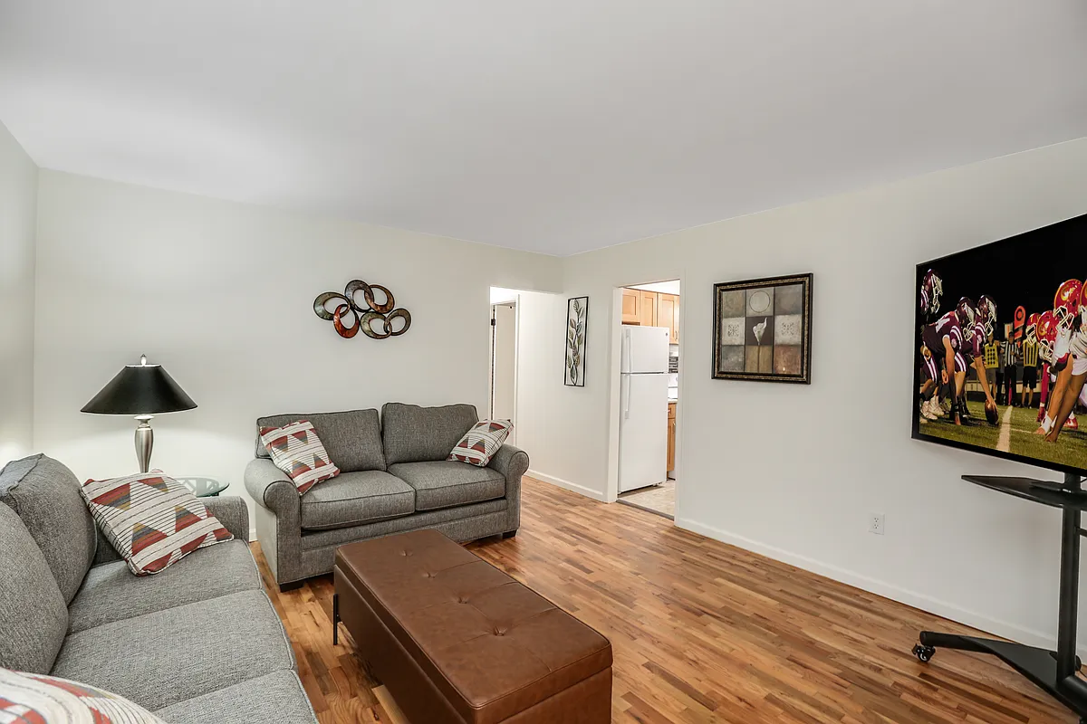 Building Photo - 9215 Tavistock Dr