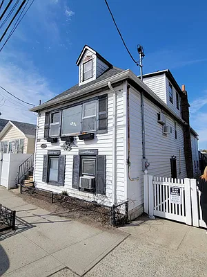 Rented by E Realty International Corp | media 2