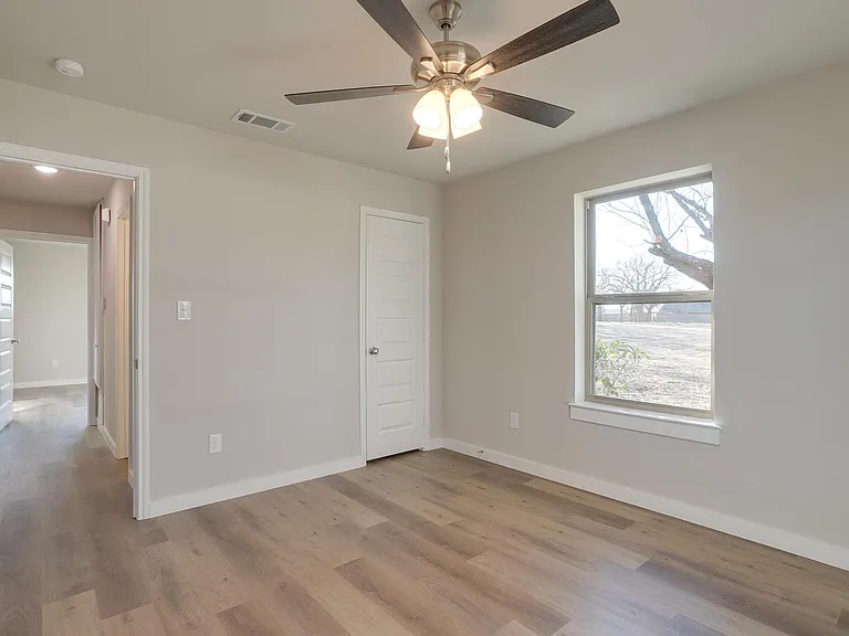 305 Bentley Dr — Photo 18