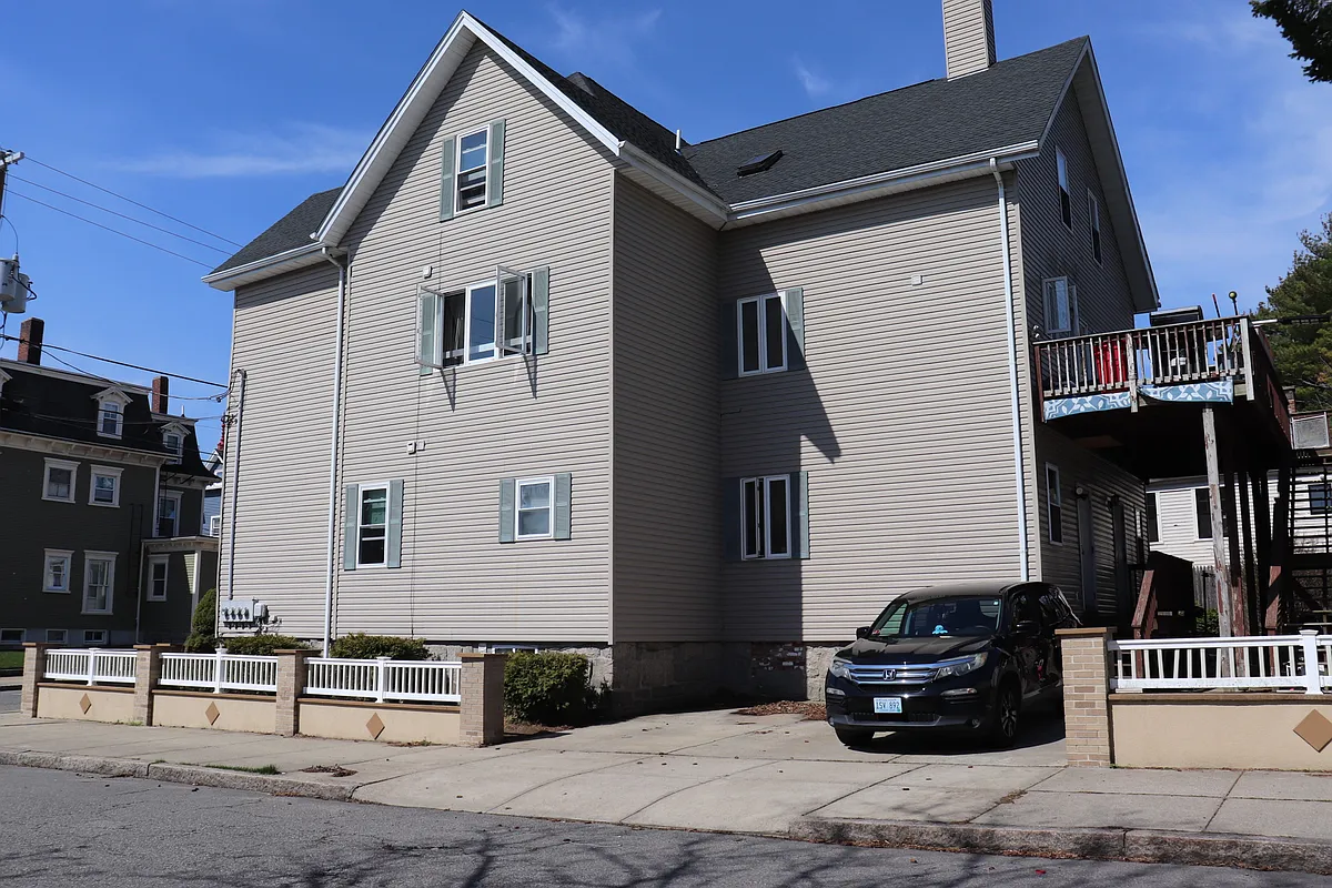 Building Photo - 484 Walnut St #2E