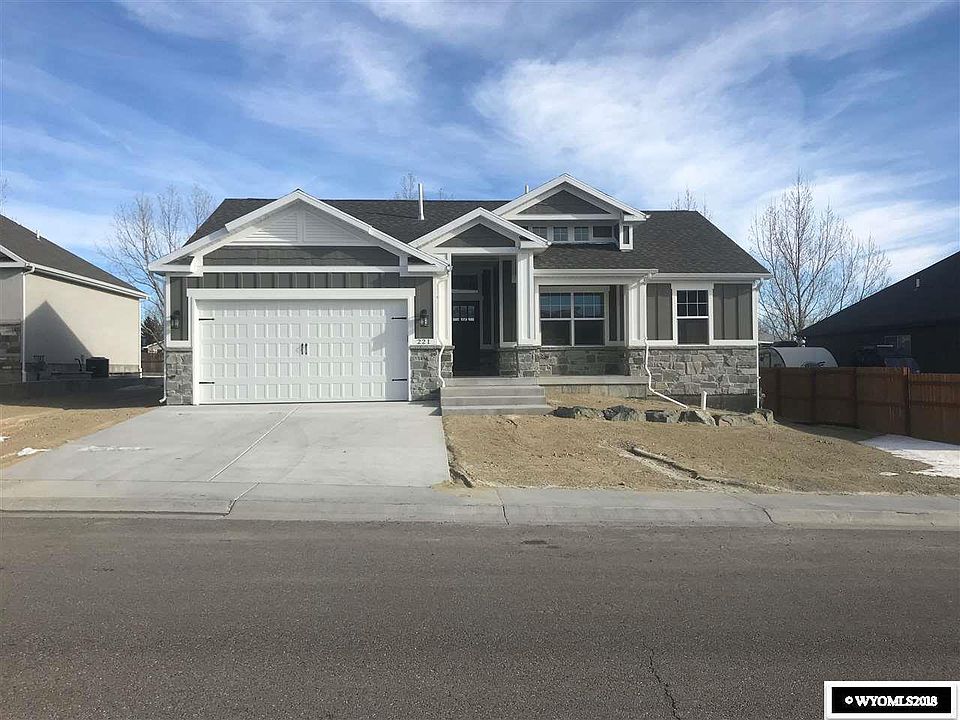 1st image of 221 Pinnacle Dr