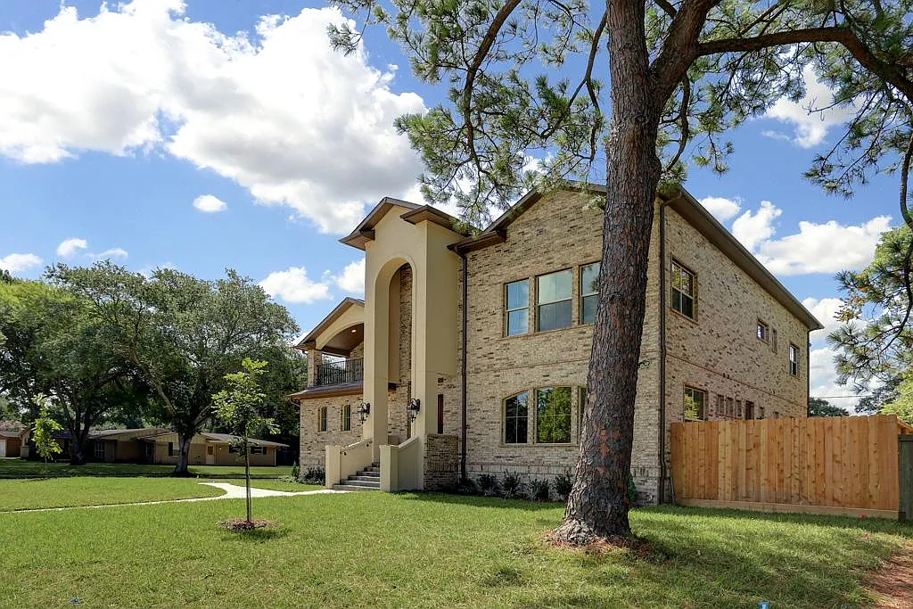 4 bed, 4.5 bath, 4319 sqft, $5,900 — Photo 3