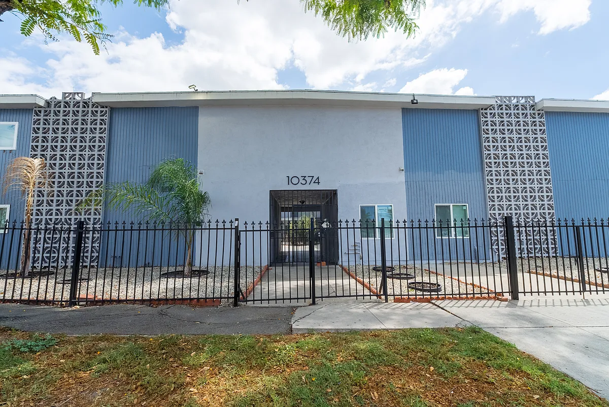 Building Photo - 10374 Long Beach Blvd #2C