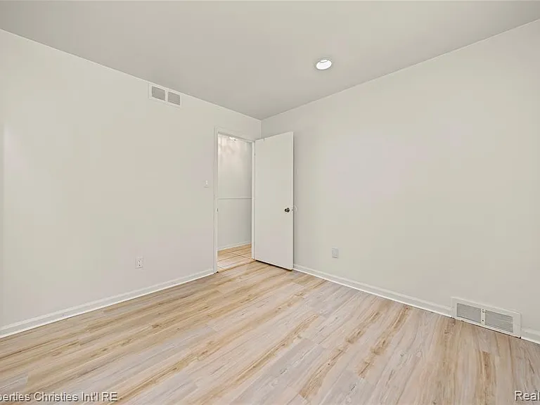 6550 Inkster Rd — Photo 24