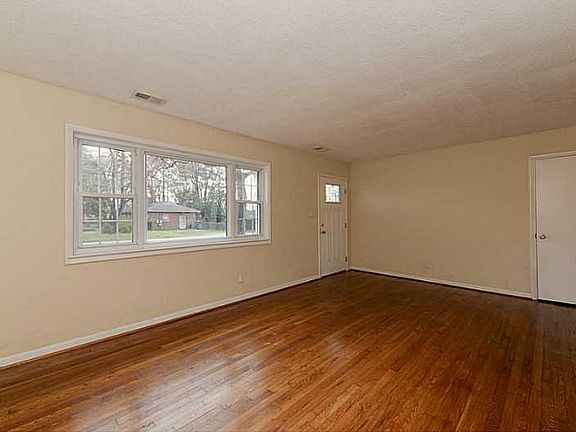 4th image of 621 Manor Dr