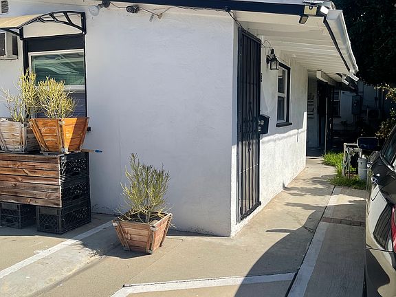 3rd image of 5823 Primrose Ave #3