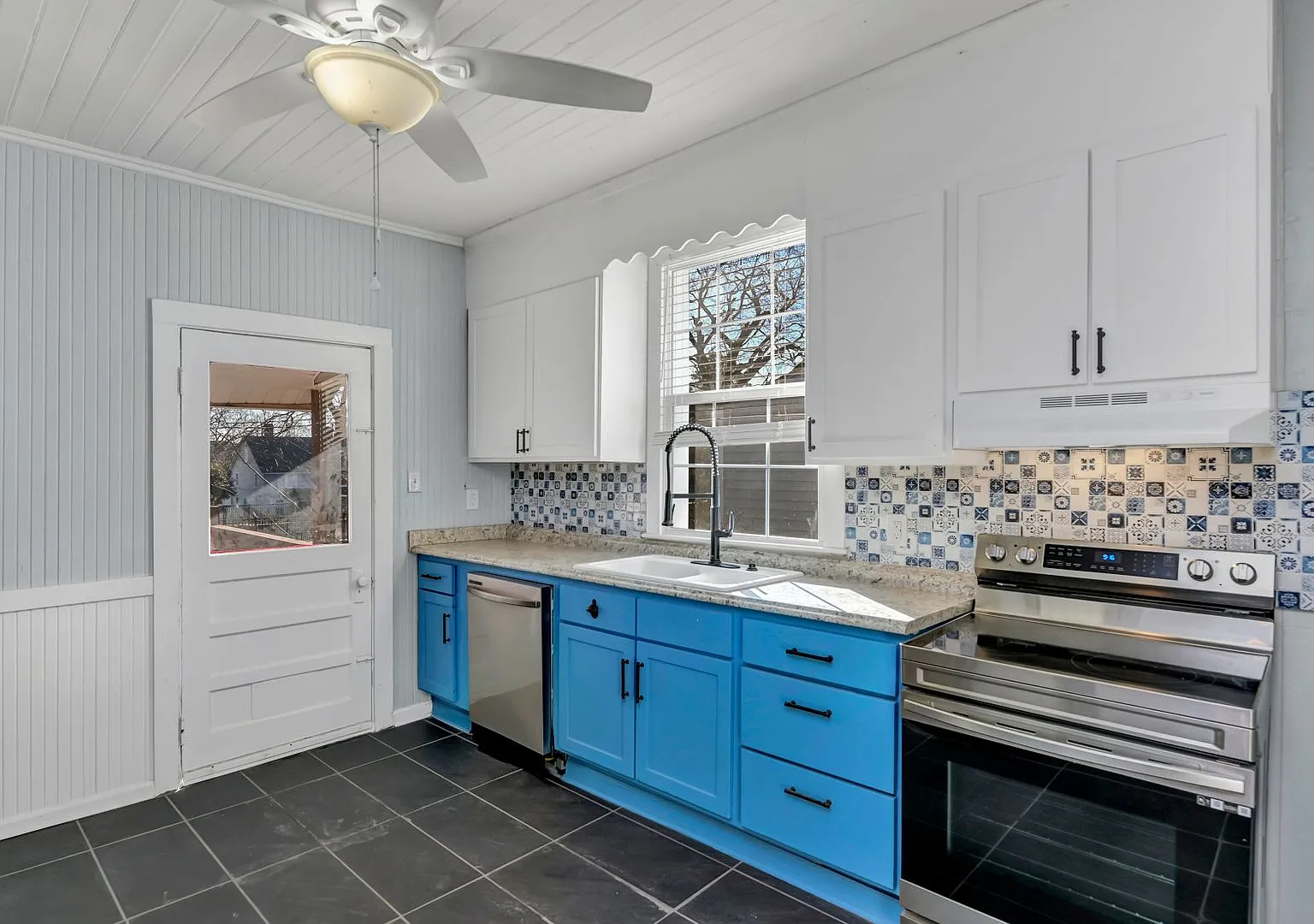 A Location you can't beat! 205 Oliver street is located in the heart of West Columbia's River Dis... — Photo 4
