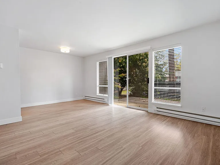Van Lloyd Apartments — Photo 24