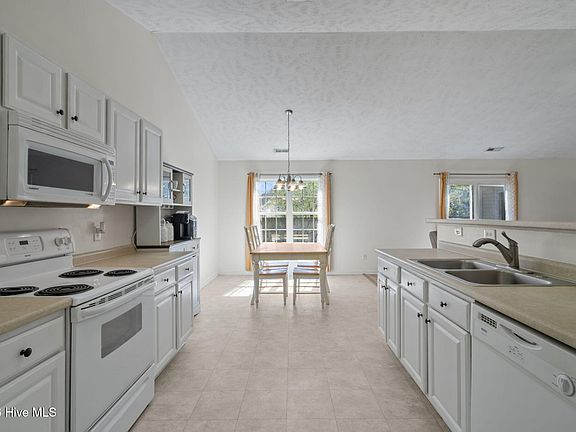 4th image of 102 Sycamore Drive