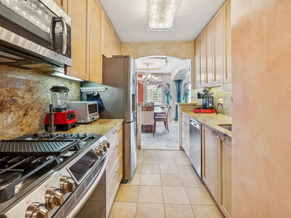 422 East 72nd Street 28D image 2 of 12