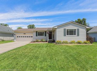 61364 Creekview Dr, South Lyon, MI 48178