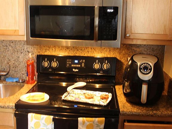 4th image of 4410 N Longview Ave Unit 207