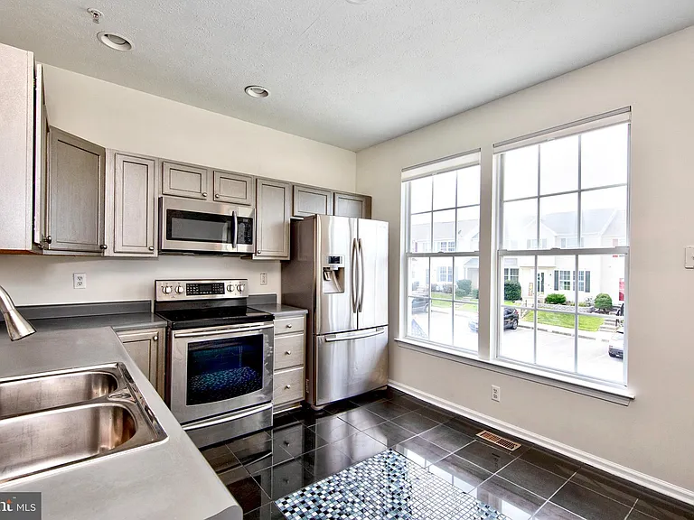 130 Spencer Cir — Photo 4