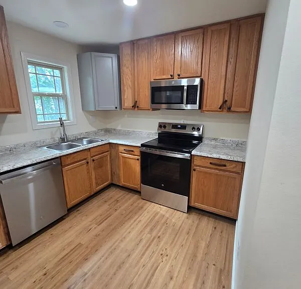 319 Elm St — Photo 3