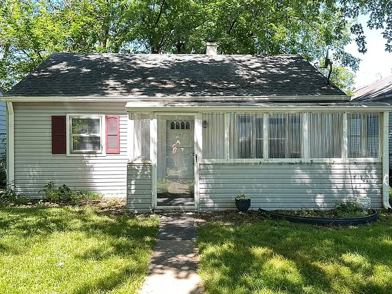 2101 S Pershing Dr — Photo 1