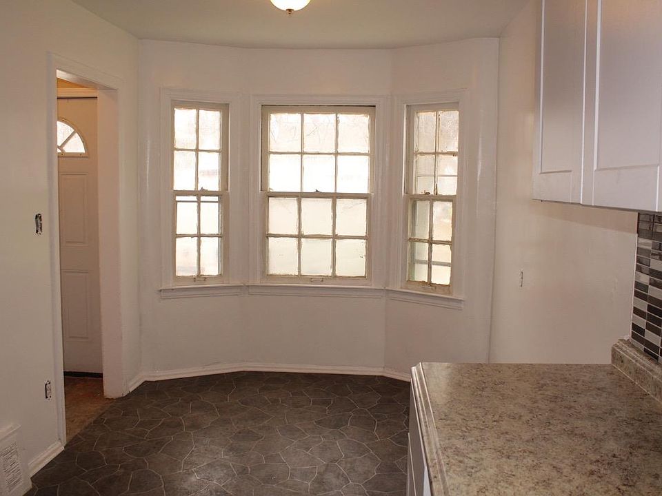Kitchen into dinette