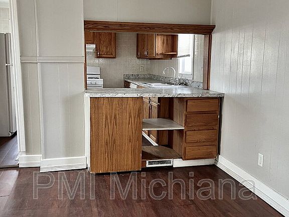 4th image of 212 W 9th St
