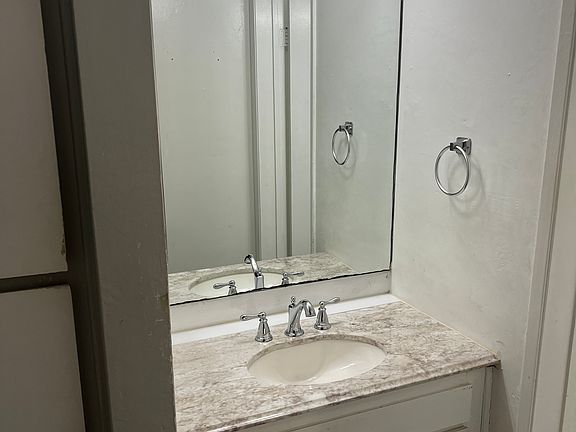 4th image of 1801 Diamond St Unit 3-221