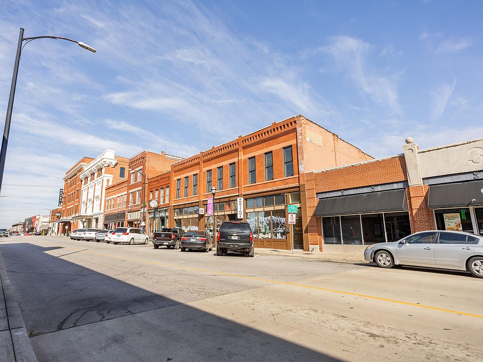 1st image of 327 E Walnut Street #203