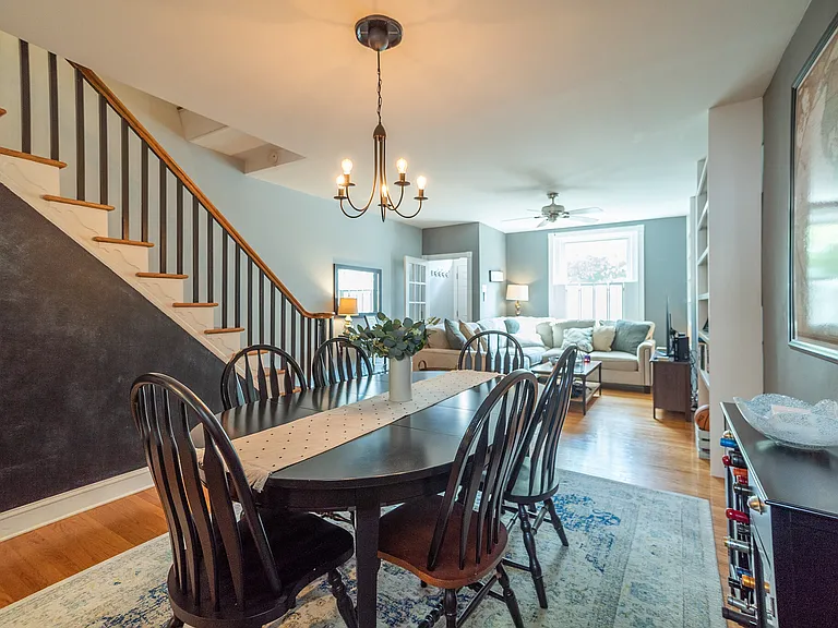 2521 Meredith St — Photo 15