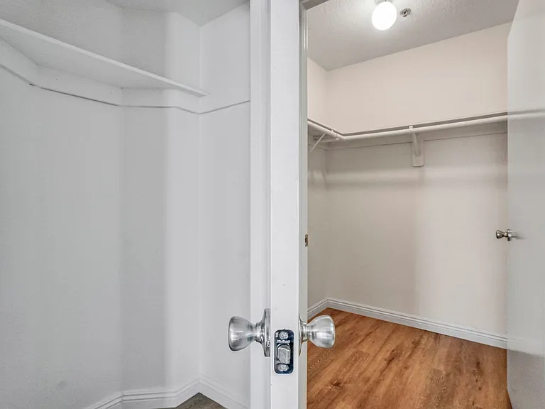 511 Carondelet Apartments — Photo 18