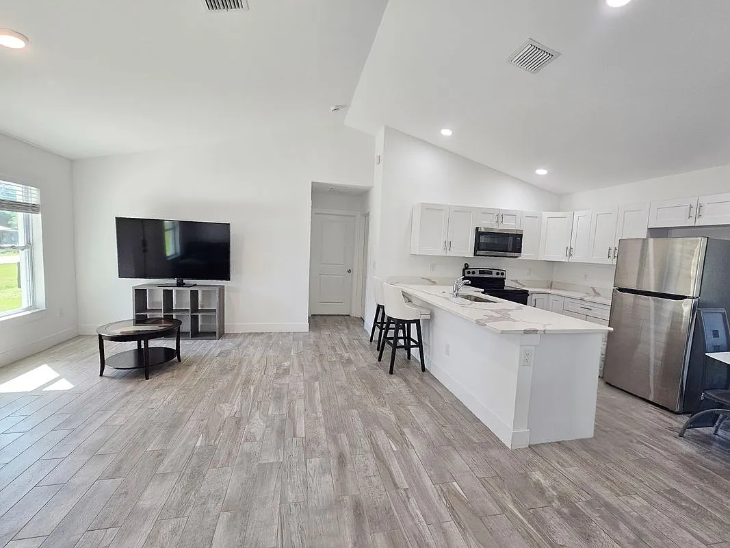 3 bed, 2.0 bath, 1258 sqft, $2,450 — Photo 4