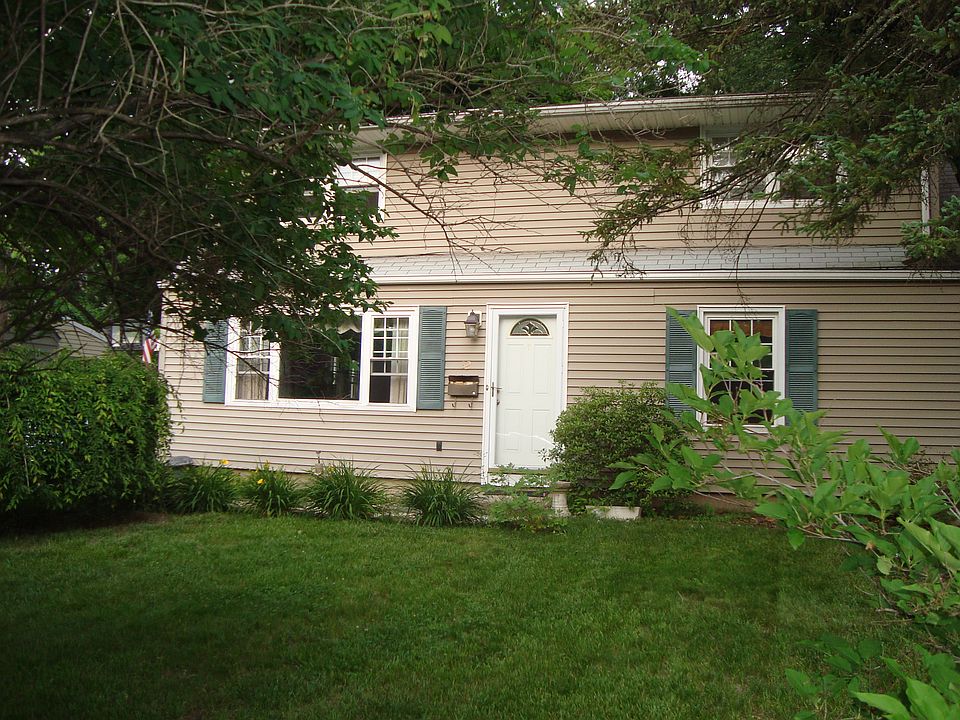 1st image of 32 Bethpage Dr