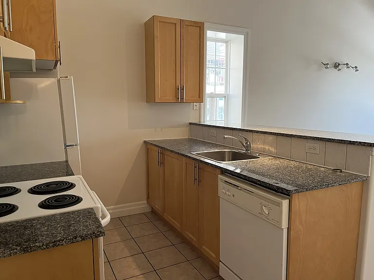 1254 Hollis St — Photo 15