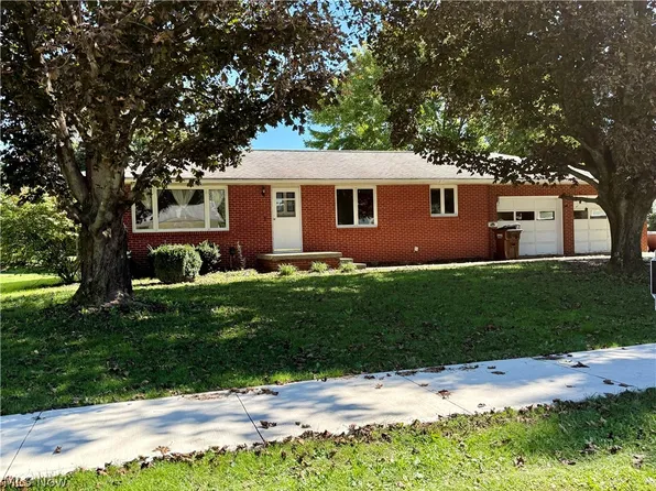 516 N Oak St, West Lafayette, OH 43845