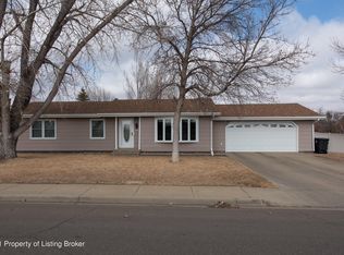 728 6th St SW, Dickinson, ND 58601