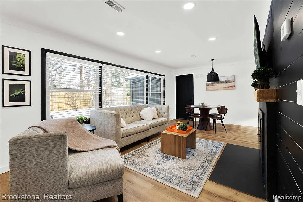 3 bed, 1.0 bath, 1748 sqft, $3,000 — Photo 4