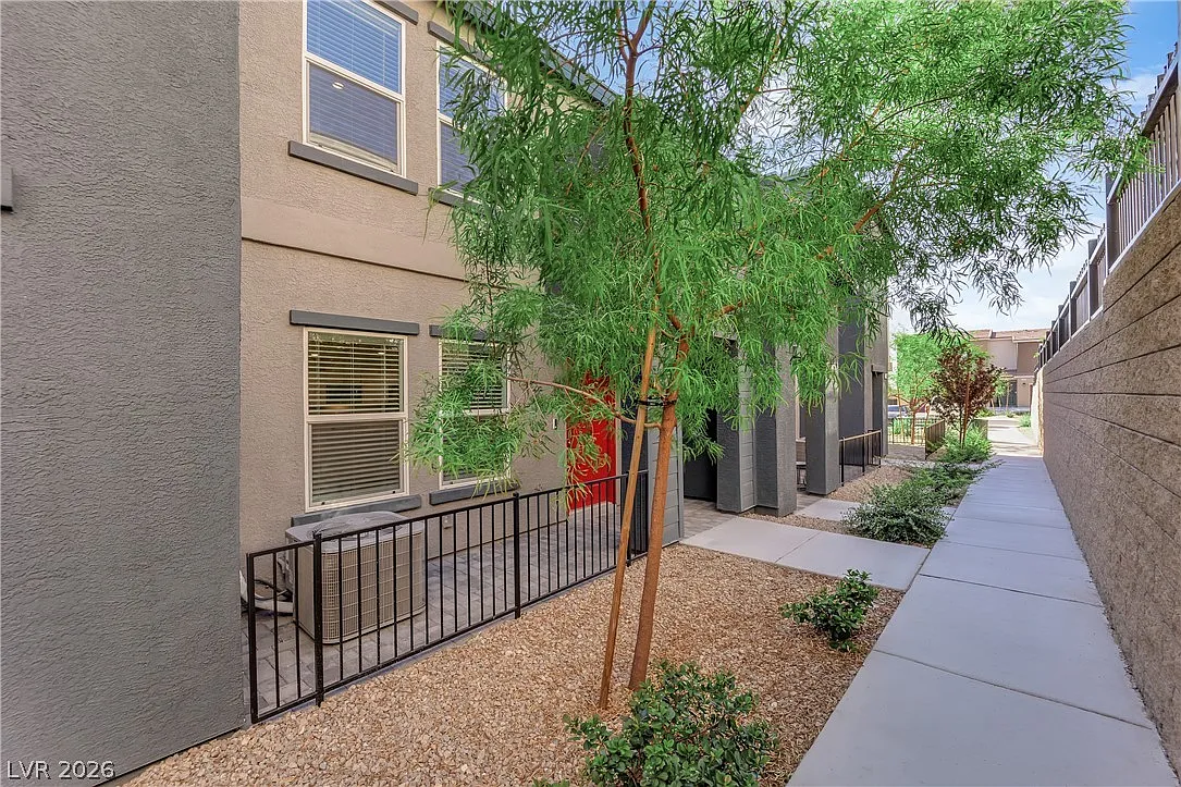 3 bed, 2.5 bath, 1321 sqft, $2,200 — Photo 4