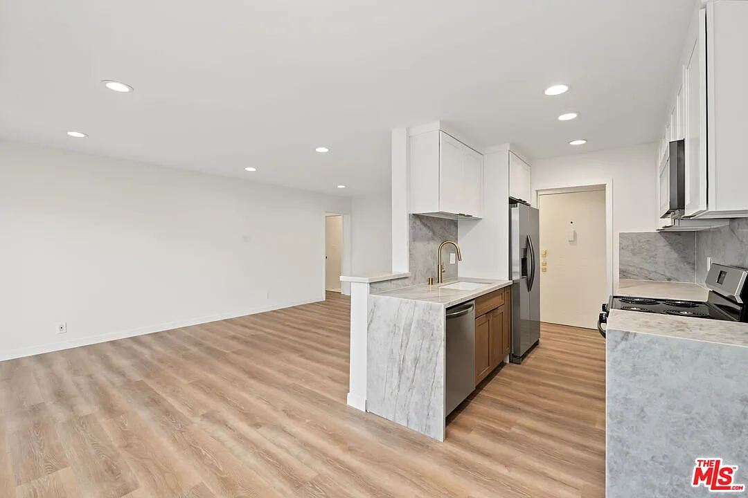 2 bed, 2.0 bath, 922 sqft, $3,700 — Photo 4