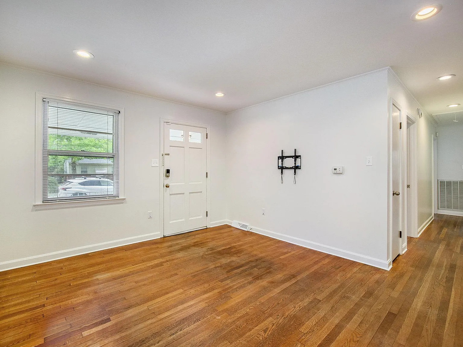 4 bed, 1180 sqft, $2,450 — Photo 2