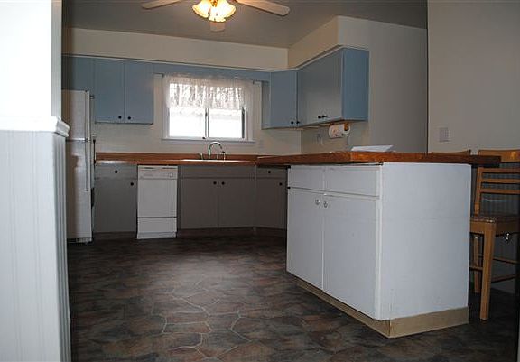 Kitchen with island