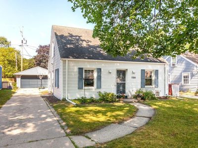 735 N 112th STREET, Wauwatosa, WI, 53226