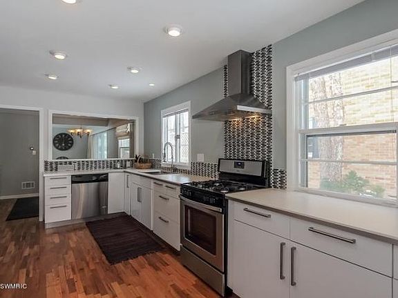 3rd image of 715 College Ave