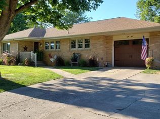 53 Park Plaza Dr, Canton, IL 61520