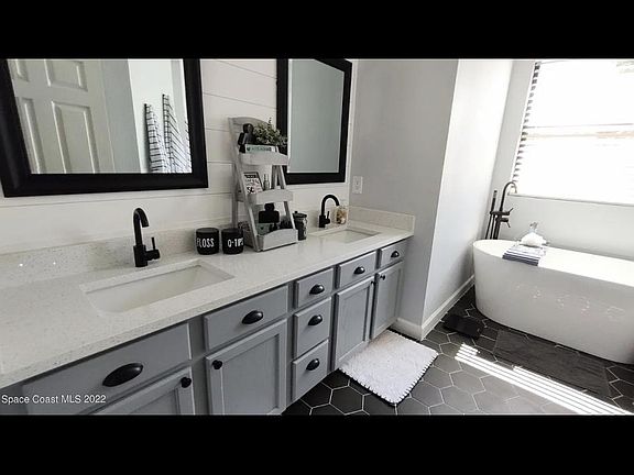 3rd image of 822 Marian Ct