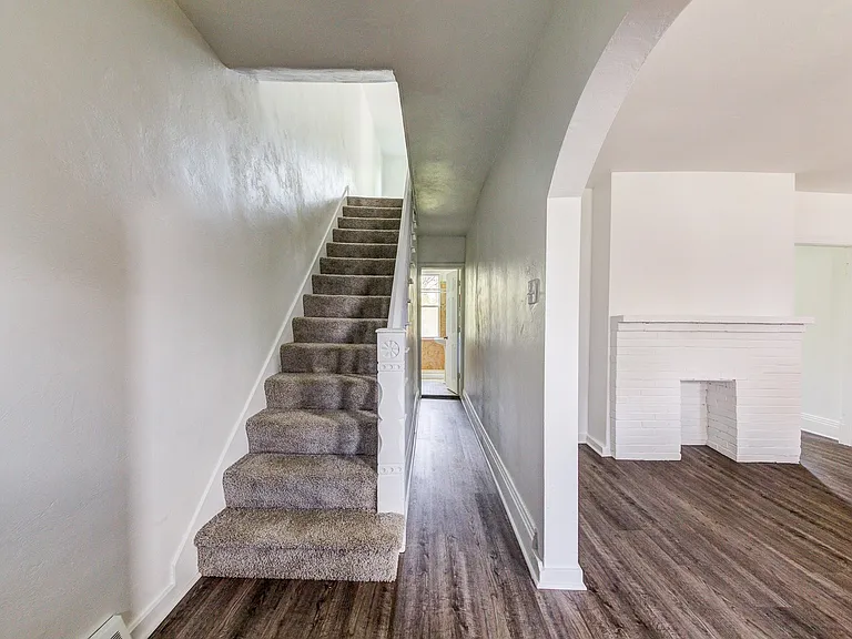 20 Sylvania Ave — Photo 4