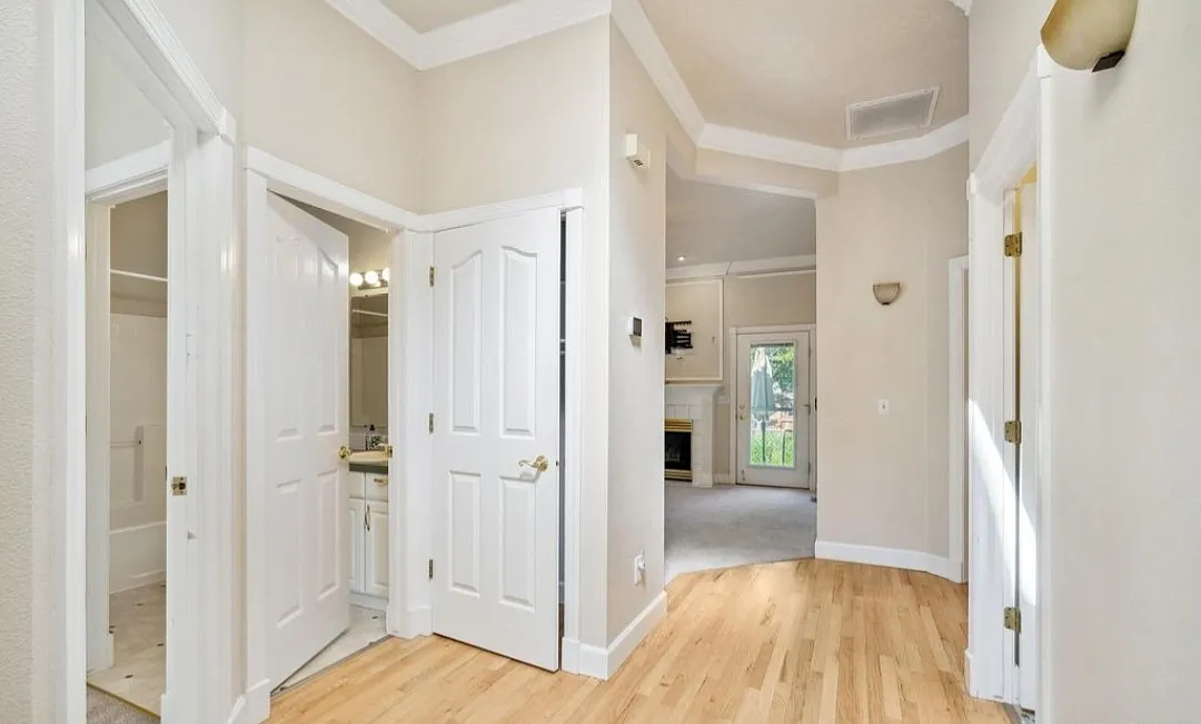 2 bed, 1123 sqft, $1,900 — Photo 2