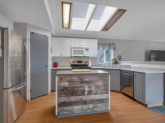 4th image of 1666 Jubilee Cres