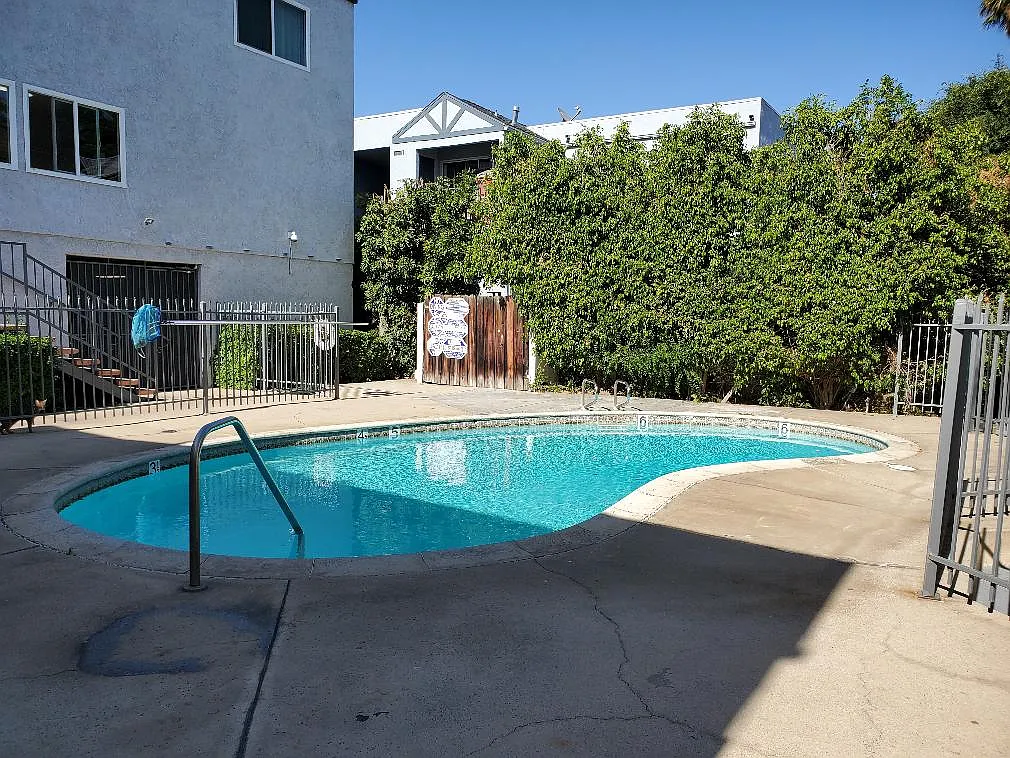 Gilmore/Hamlin Apartments — Photo 1