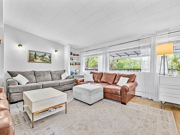 4th image of 2388 Coldwater Ave