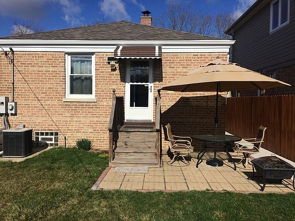 Al fresco : Enjoy great dining! Table, umbrella, chairs, and fire pit included.