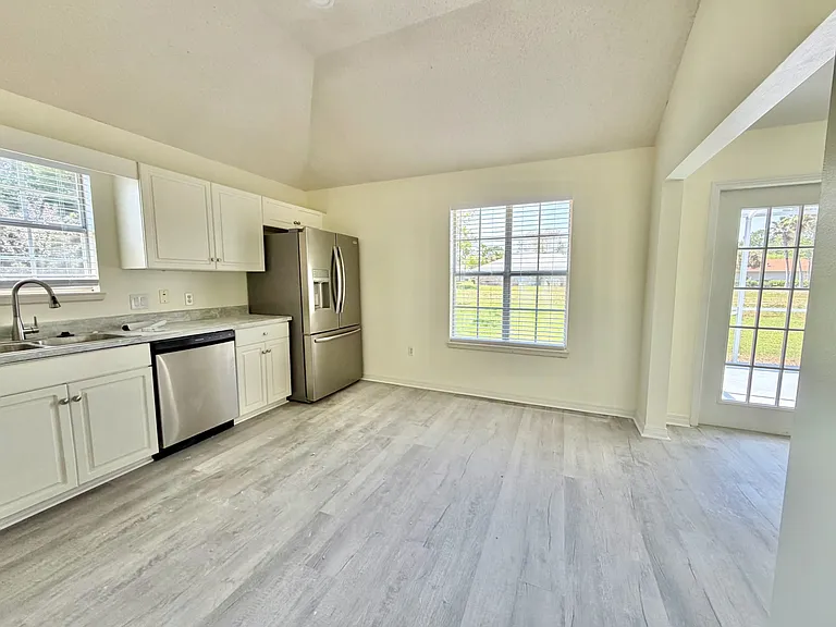 437 S Shore Dr — Photo 4
