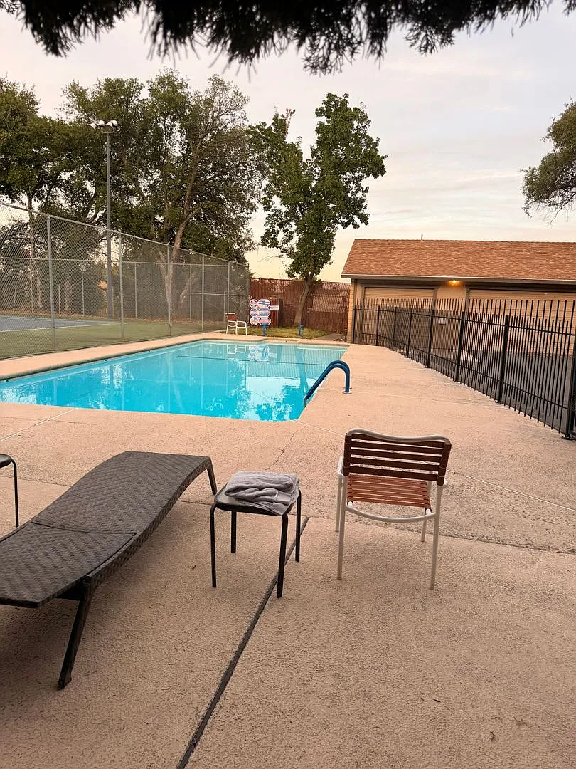 2-tbedroom, 2-bath home in Redding — Photo 3