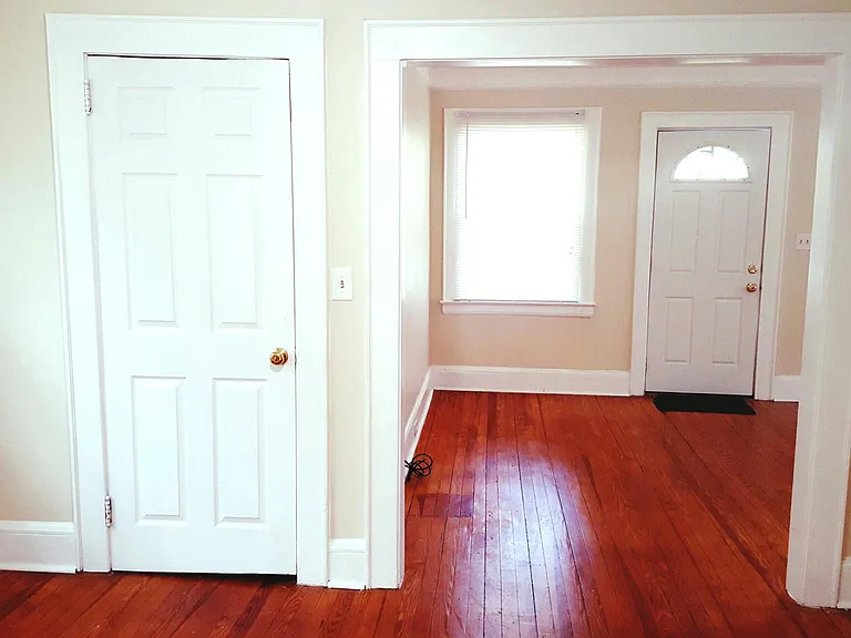 Dinning room acess to livingroom and basement
