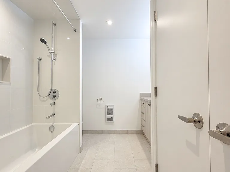 18 Coxwell Ave #LOWER — Photo 9